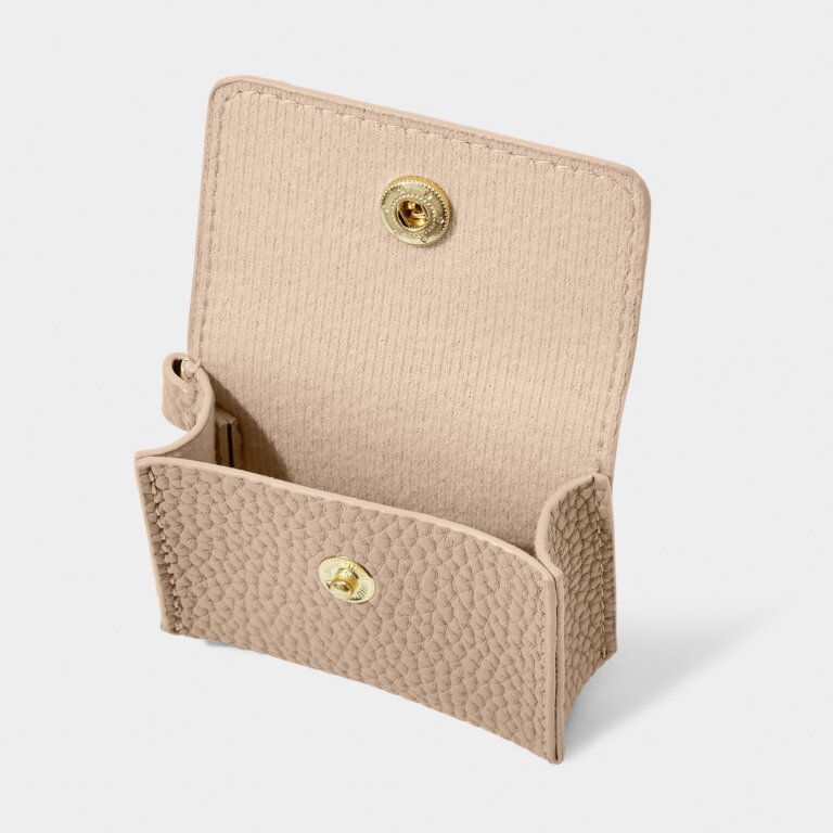 Evie Clip On Airpod Case in Soft Tan